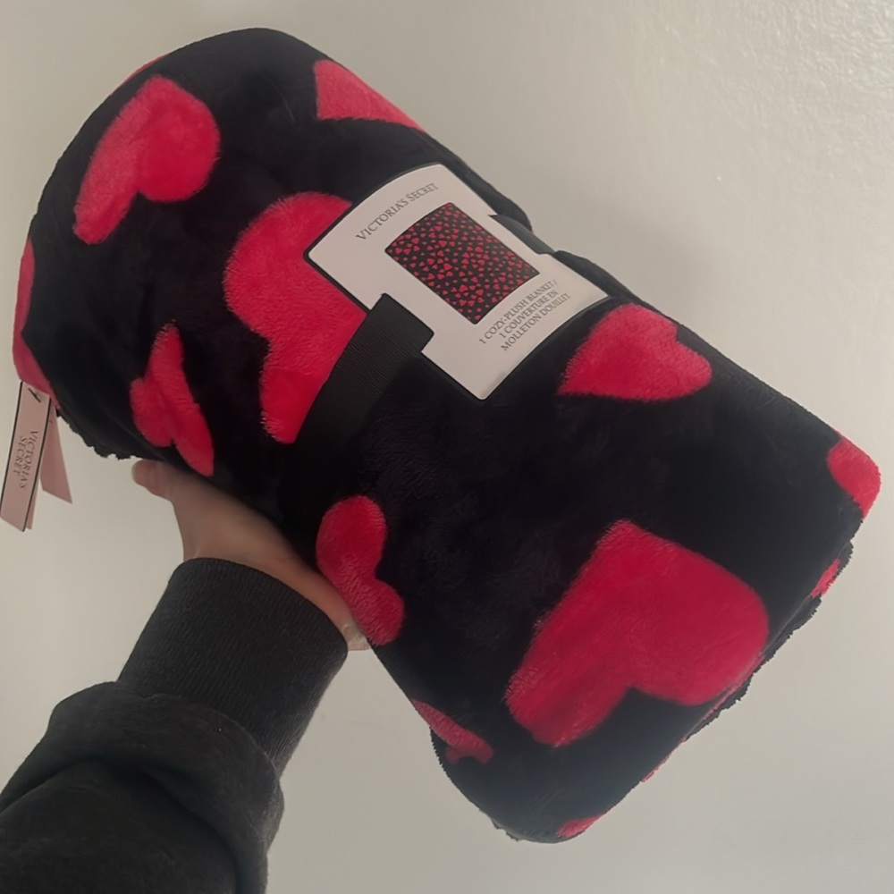 💕Victoria’s Secret cozy plush blanket with Sherpa lining pink hearts on black💕